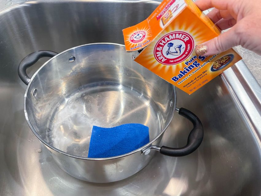 Need help cleaning this Calphalon baking pan. : r/CleaningTips